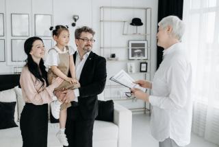 Dossier de succession et calculatrice posés sur un bureau