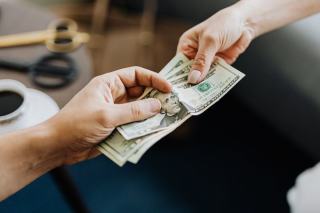 Négocier son salaire : méthode et arguments pour obtenir une hausse